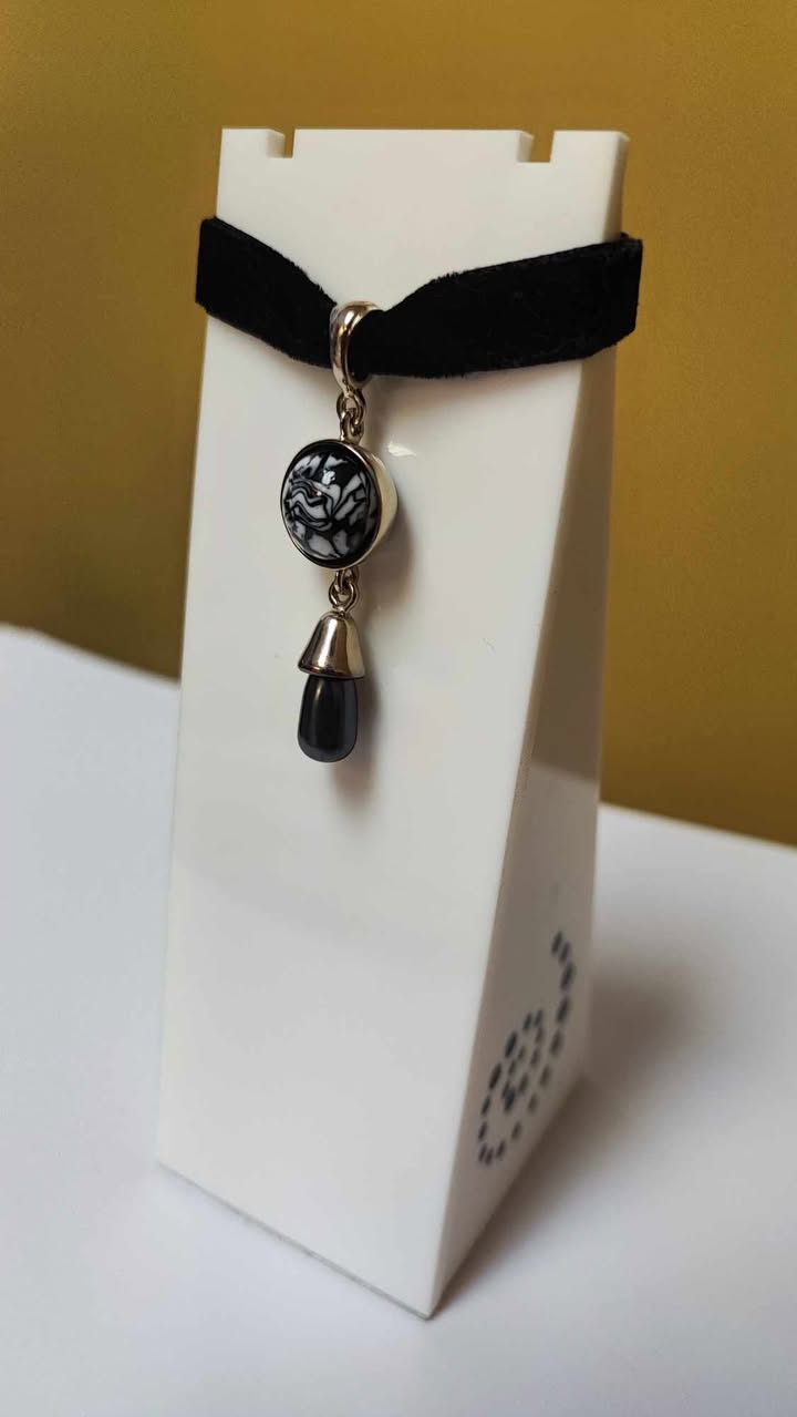 Kameleon Pendant - Velvet Romance Includes Choker