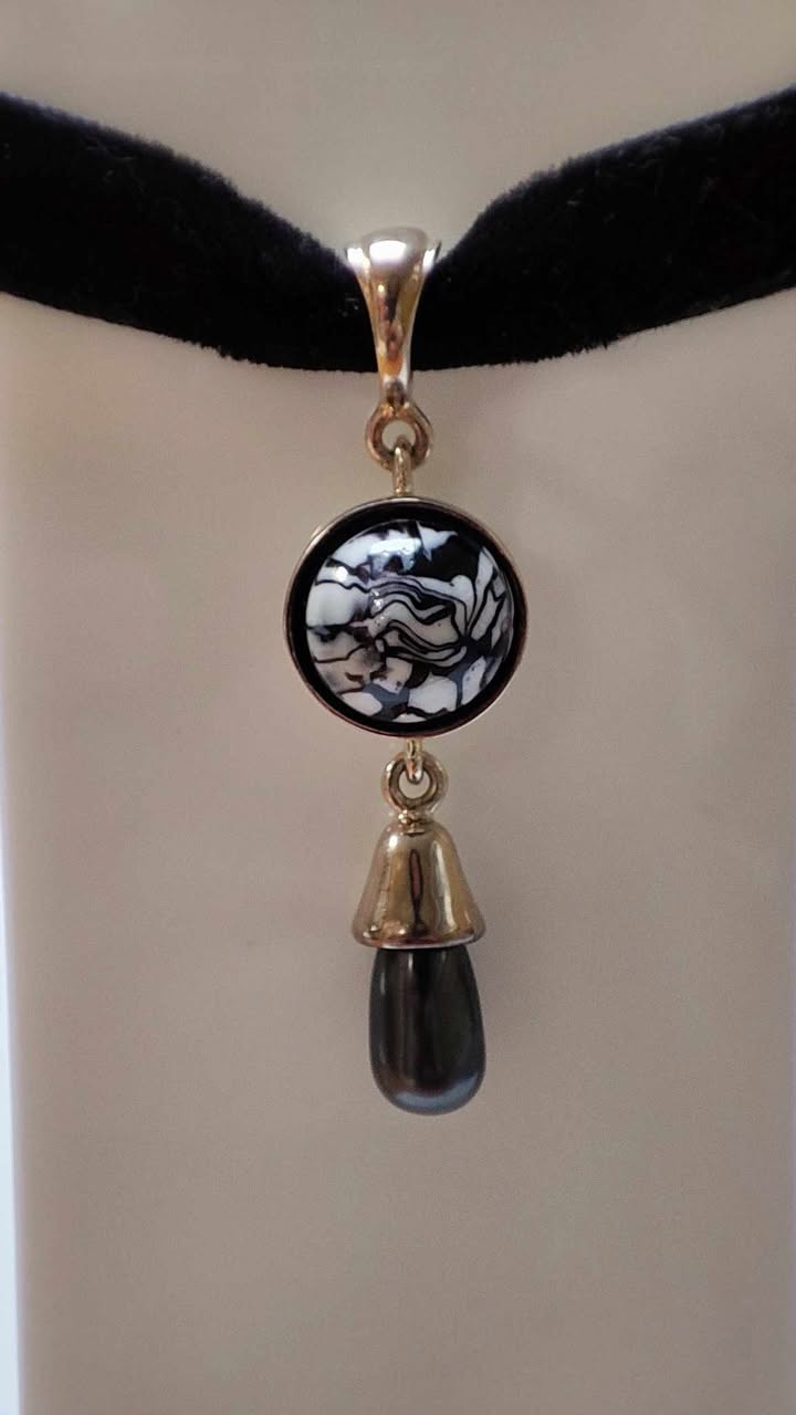 Kameleon Pendant - Velvet Romance Includes Choker